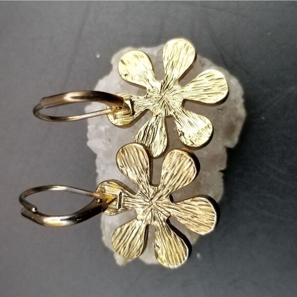 Butterscotch daisy floral flower earrings groovy. E0122
